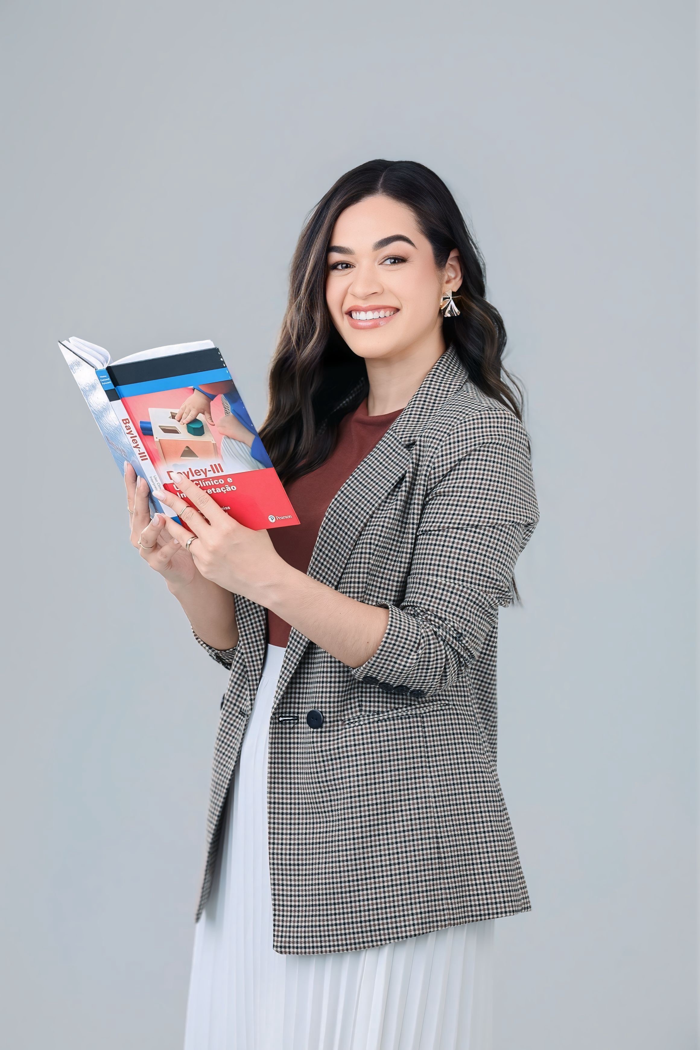 Beatriz Rosa - Segurando Livro